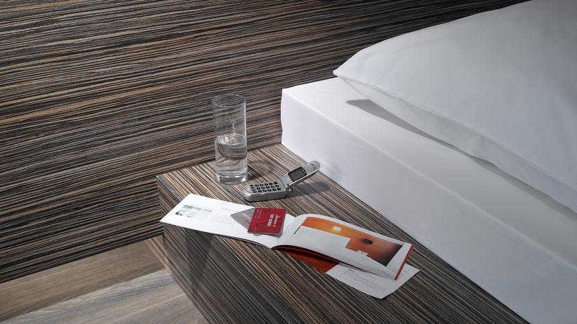 Nachttisch Bettelement Nahaufnahme mit Dekoration