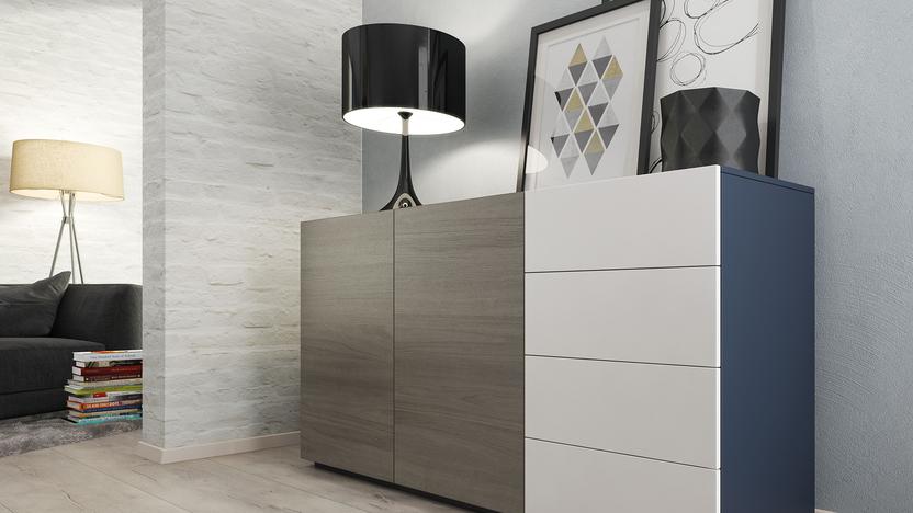 Zweifarbige Kommode mit Lampe und Deko darauf